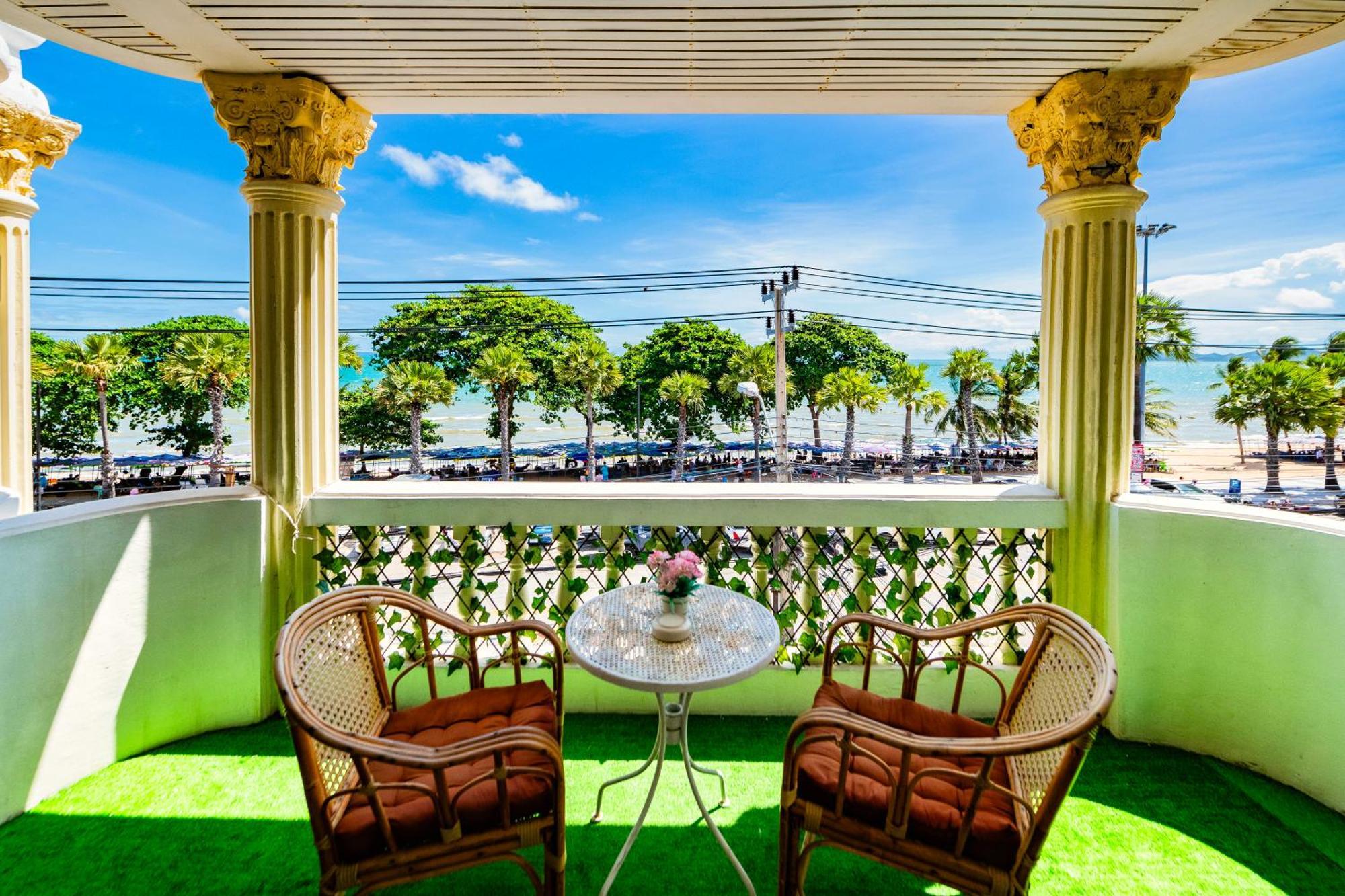 Happy Vikings - Beachfront Haat Jomtien Rom bilde