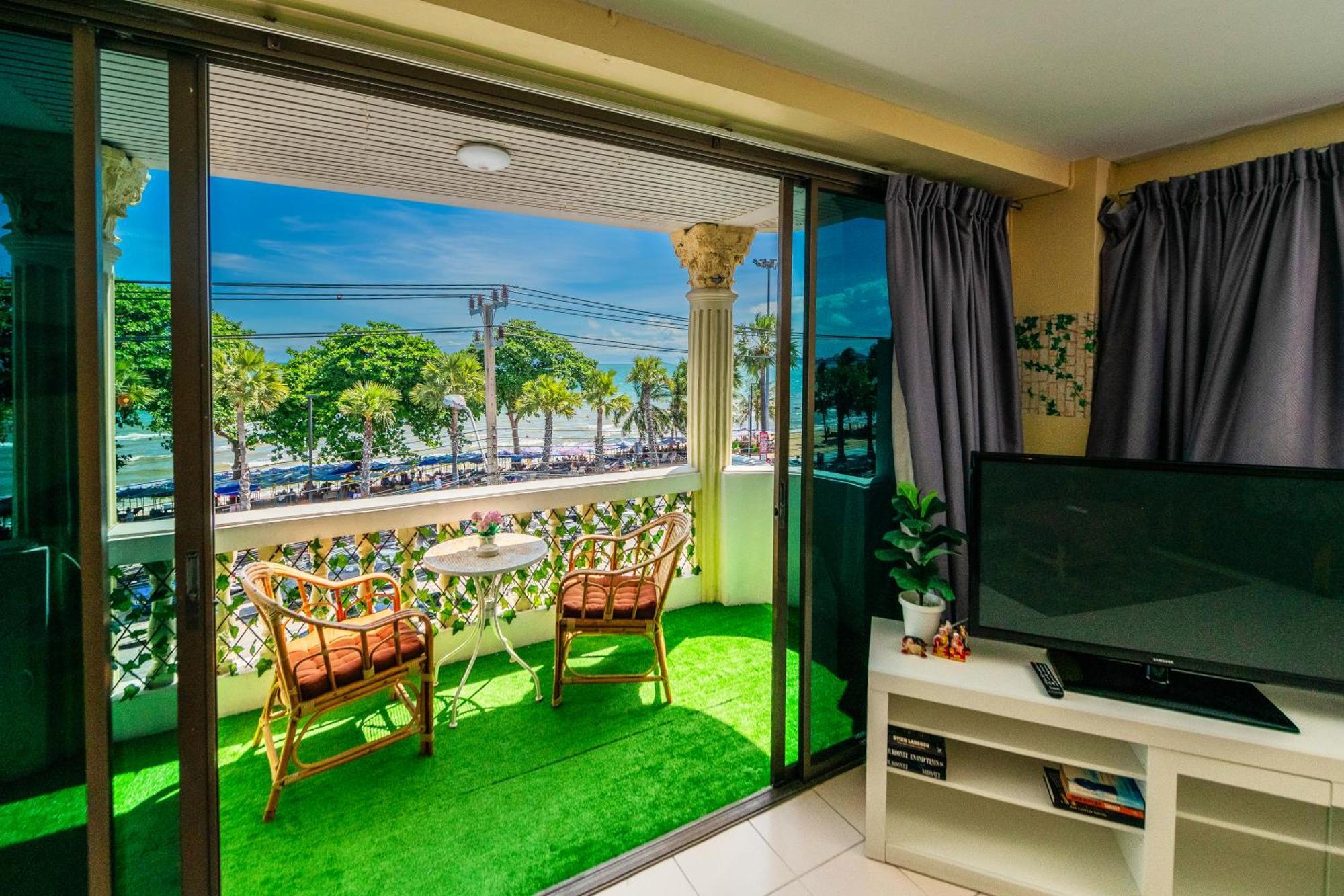 Happy Vikings - Beachfront Haat Jomtien Rom bilde