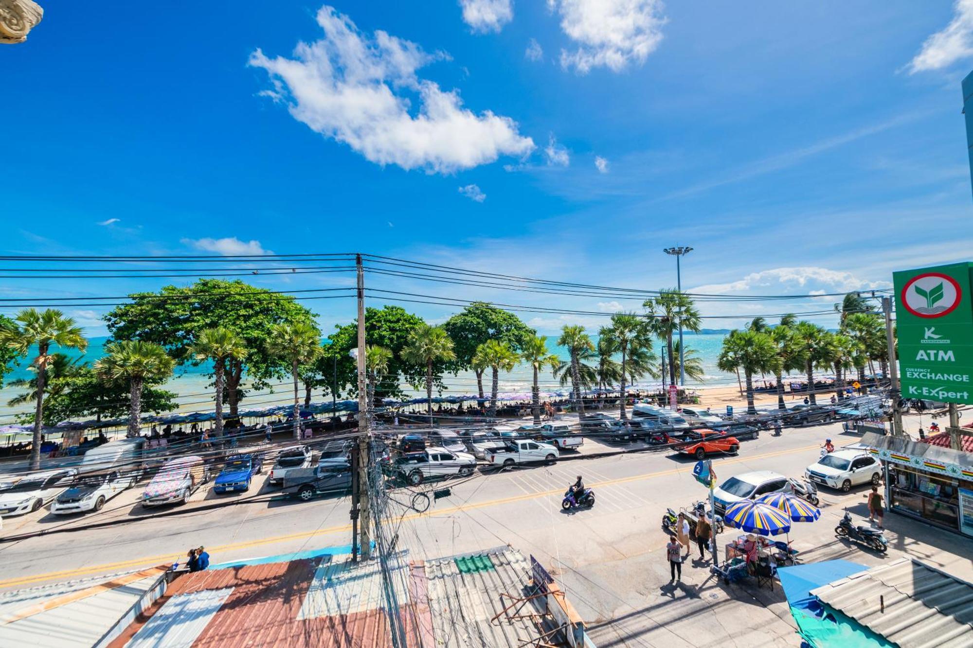 Happy Vikings - Beachfront Haat Jomtien Rom bilde