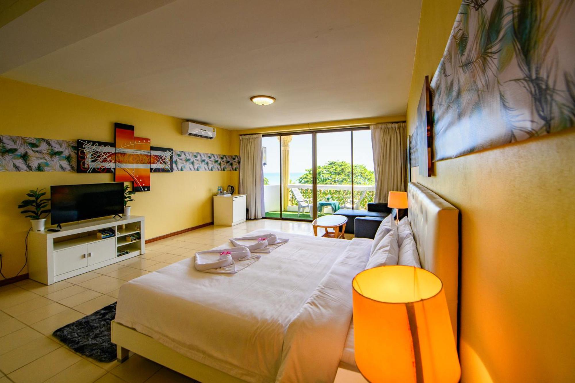 Happy Vikings - Beachfront Haat Jomtien Rom bilde