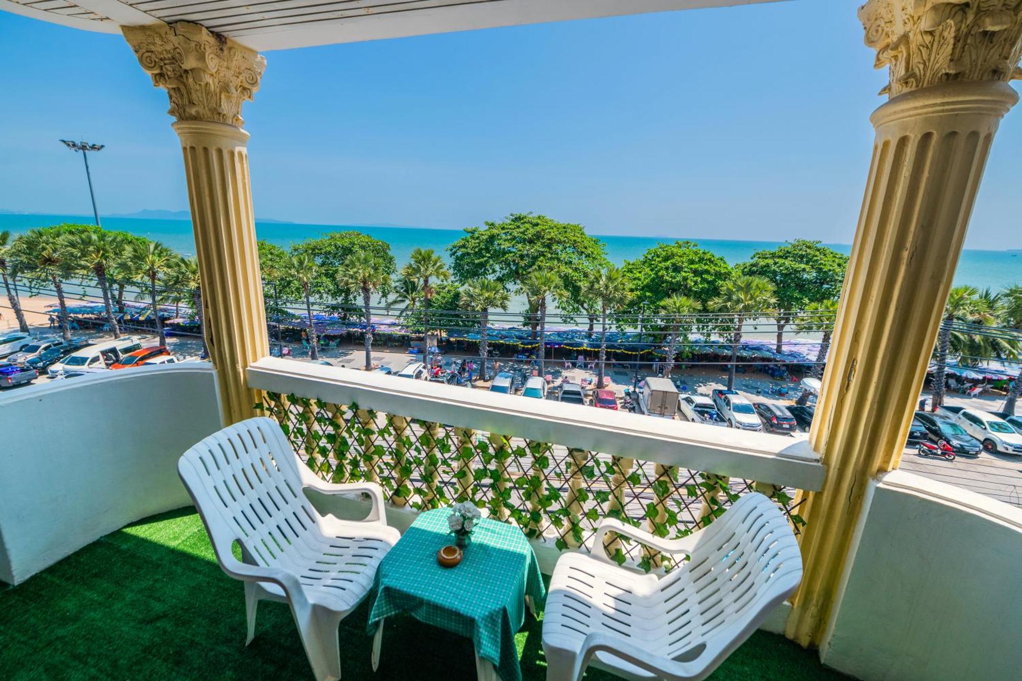 Happy Vikings - Beachfront Haat Jomtien Rom bilde