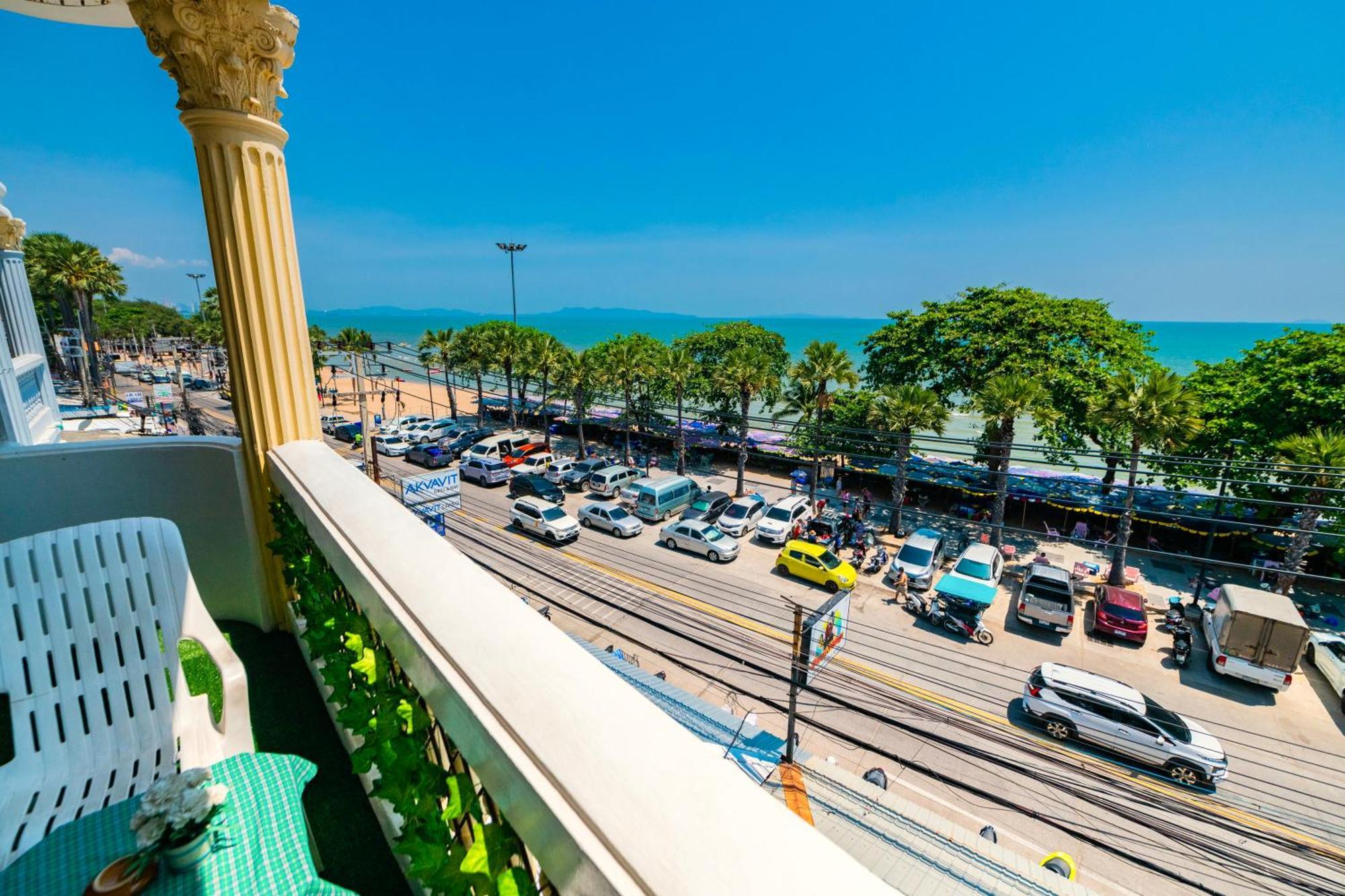 Happy Vikings - Beachfront Haat Jomtien Rom bilde
